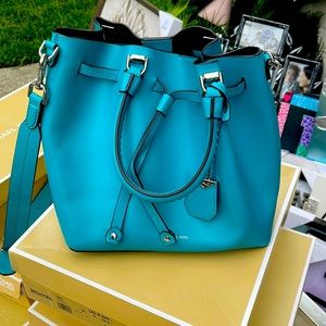 Michael kors purse, used once.